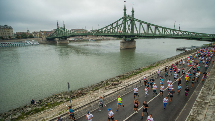 Lélektani határt lépett át a vasárnapi budapesti futóverseny nevezőinek száma - útvonalfilmek