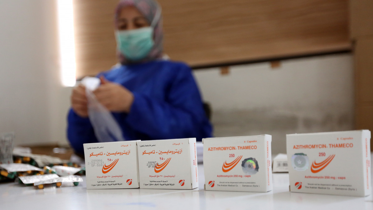 Damaszkusz, 2020. szeptember 3.Azitromicin nevű antibiotikumot csomagol egy gyógyszerész a szíriai Tamico gyógyszergyár laboratóriumában Damaszkuszban 2020. szeptember 3-án. Az Azitromicin és a malária ellen kifejlesztett hidroxiklorokin kombinációjával a koronavírussal fertőzött betegeket kezelik. A németországi Neuenburgi Egyetem és a svájci Lausanne-i Egyetem kutatói részvételével egy közelmúltban elvégzett kutatás ugyanakkor bizonyította, hogy az azitromicin és a hidroxiklorokin kombinációja 27 százalékkal növeli a halálozás kockázatát.