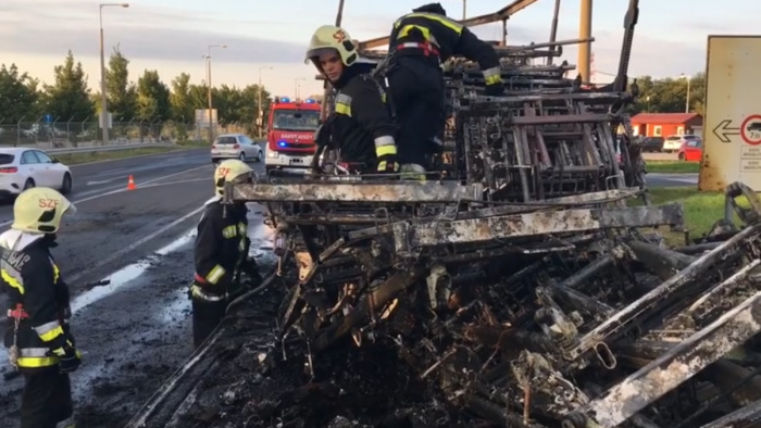 Menet közben borultak lángba a kamionon a kórházi ágyak - videó