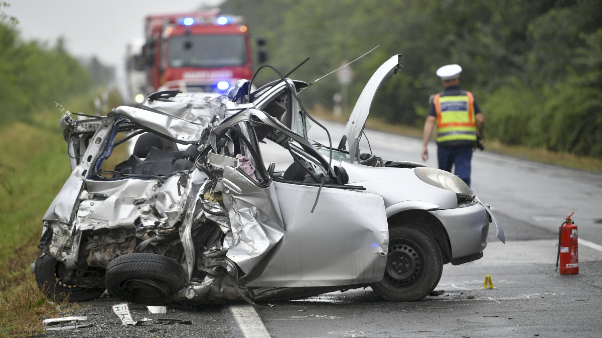 Összeroncsolódott személyautó a 42-es főúton, Berettyóújfalu és Földes között 2020. július 7-én. A balesetben egy személyautó, egy kistehergépkocsi és egy kamion ütközött össze. Az autó vezetője a helyszínen meghalt.