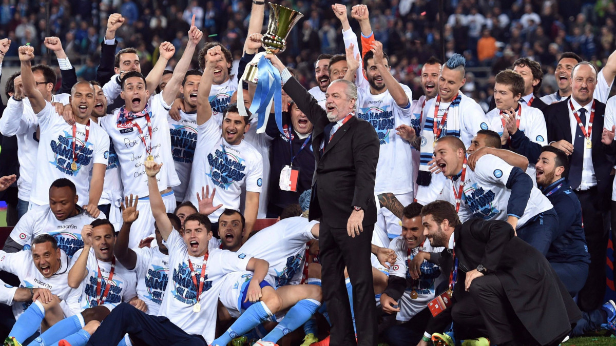 Róma, 2014. május 4.A Napoli játékosai  és Aurelio De Laurentiis klubelnök ünnepel a trófeával, miután a labdarúgó Olasz Kupa döntőjében 3-1-re legyőzték a Fiorentina együttesét a római Olimpiai Stadionban 2014.  május 3-án. A Napoli 1962, 1976, 1987 és 2012 után ötödik alkalommal hódította el trófeát. (MTI/EPA/Ettore Ferrari)