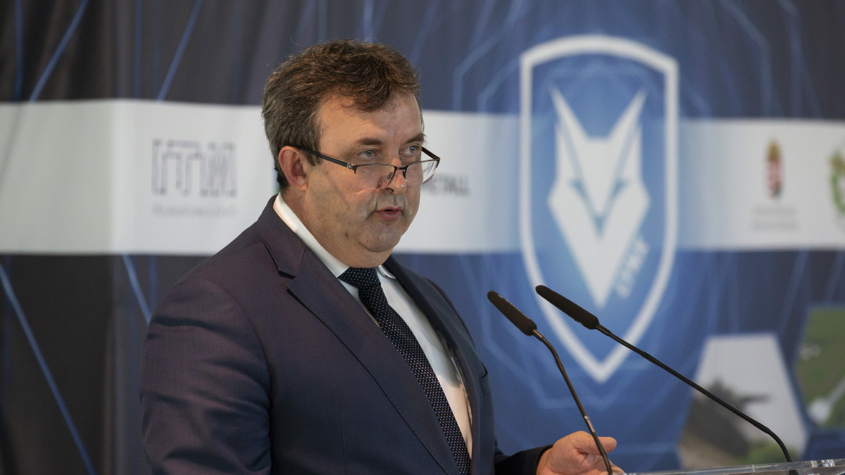 Palkovics László innovációs és technológiai miniszter beszédet mond a mintegy 60 milliárd forintos beruházással megépülő, harcjárműveket gyártó üzem építésének bejelentésén Zalaegerszegen, a ZalaZone Járműipari Tesztpálya fogadóépületében 2020. szeptember 10-én. A Rheinmetallal együttműködve, a gyártóüzemen túl, egy a Lynxek és off road járművek tesztelésére alkalmas tesztkörnyezetet is kialakítanak a tesztpályán. A termelés 2023-tól indul el, a világ egyik legmodernebb hadiüzeme a beszállítókkal együtt mintegy 500 embert foglalkoztat, és a gyártáson kívül fejlesztéssel is foglalkoznak majd.