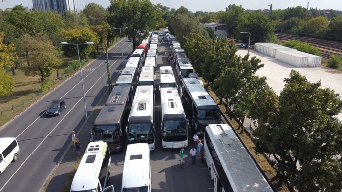 80 turistabusz vonul most fel Budapest belvárosában