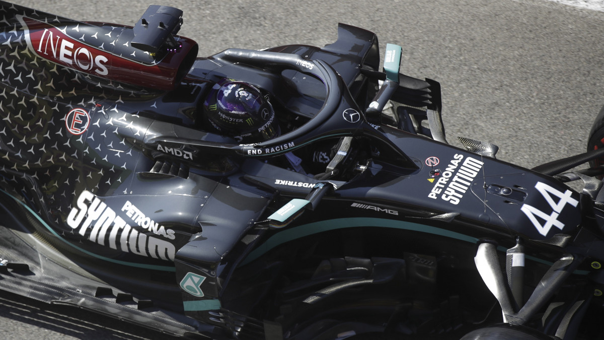 Lewis Hamilton, a Mercedes brit versenyzője a Forma-1-es autós gyorsasági világbajnokság Toszkán Nagydíjának időmérő edzésén a Mugelló versenypályáján 2020. szeptember 12-én. A futamot szeptember 13-án rendezik.
