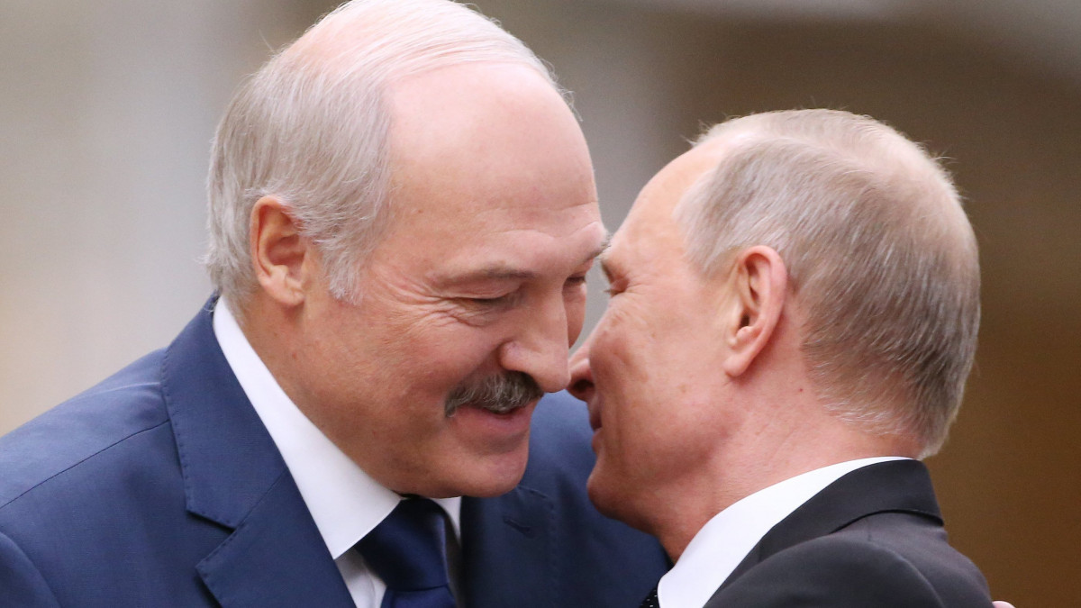 Minszk, 2017. november 30.Aljakszandr Lukasenka fehérorosz elnök (b) fogadja a Kollektív Biztonsági Szerződés Szervezetének (ODKB) minszki csúcstalálkozójára érkező Vlagyimir Putyin orosz elnököt 2017. november 30-án. (MTI/EPA/Taccjana Zenkovics)