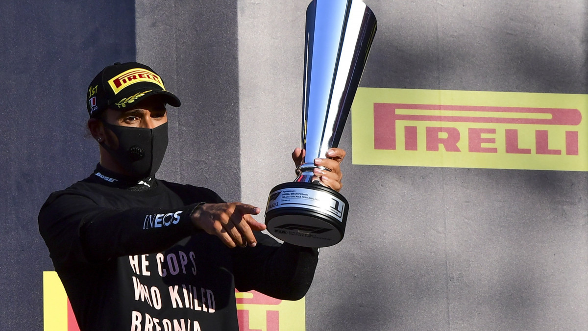 A győztes Lewis Hamilton, a Mercedes brit versenyzője ünnepel a bajnoki trófeával a Forma-1-es autós gyorsasági világbajnokság Toszkán Nagydíjának eredményhirdetésén a Mugelló versenypályáján 2020. szeptember 13-án.