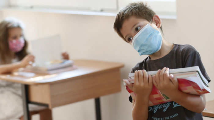 Koronavírus - egy hét alatt megduplázódott a fertőzött iskolások száma Romániában