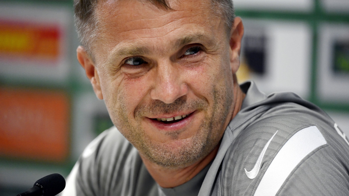 Szerhij Rebrov, a Ferencváros vezetőedzője a horvát Dinamo Zagreb elleni másnapi labdarúgó Bajnokok Ligája-selejtezőmérkőzés előtt tartott sajtótájékoztatón a Groupama Arénában 2020. szeptember 15-én.