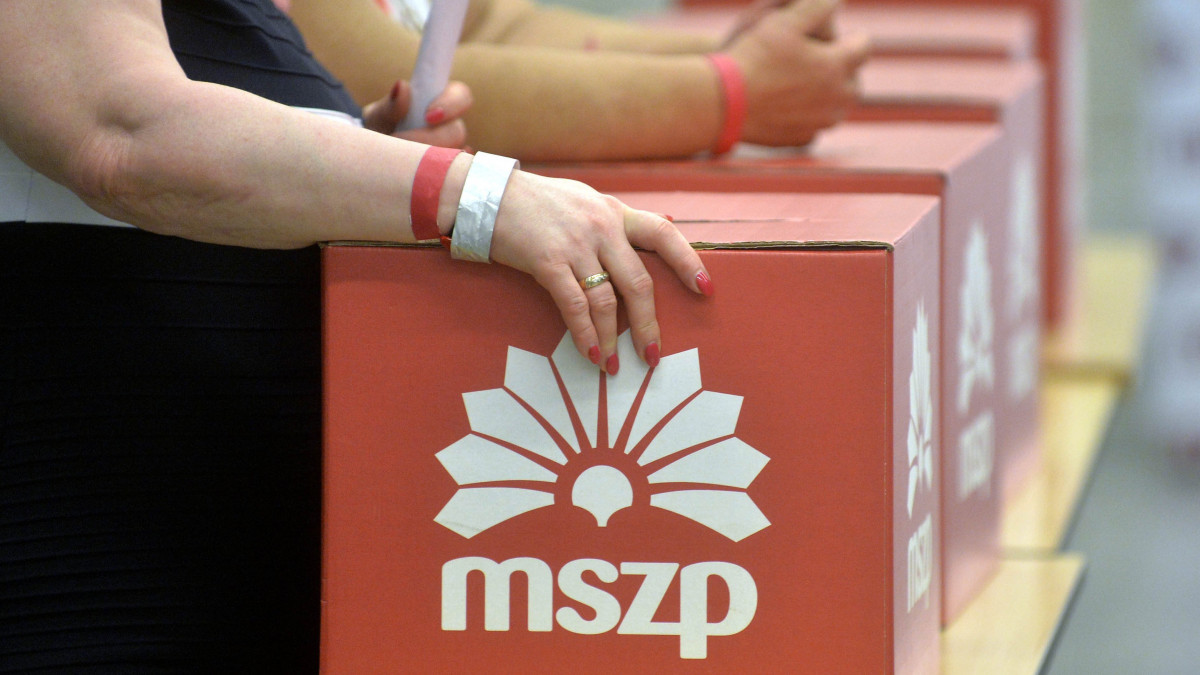 A párt logójával ellátott szavazóurnák a Magyar Szocialista Párt (MSZP) országos tisztújító kongresszusán a Villányi úti Konferenciaközpontban 2016. június 25-én.