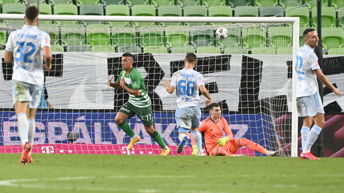A ferencvárosi Myrto Uzuni (b2) gólja a labdarúgó Bajnokok Ligája selejtezőjének harmadik fordulójában játszott Ferencváros - Dinamo Zagreb mérkőzésen a Groupama Arénában 2020. szeptember 16-án. A Ferencváros 2-1-re győzött.
