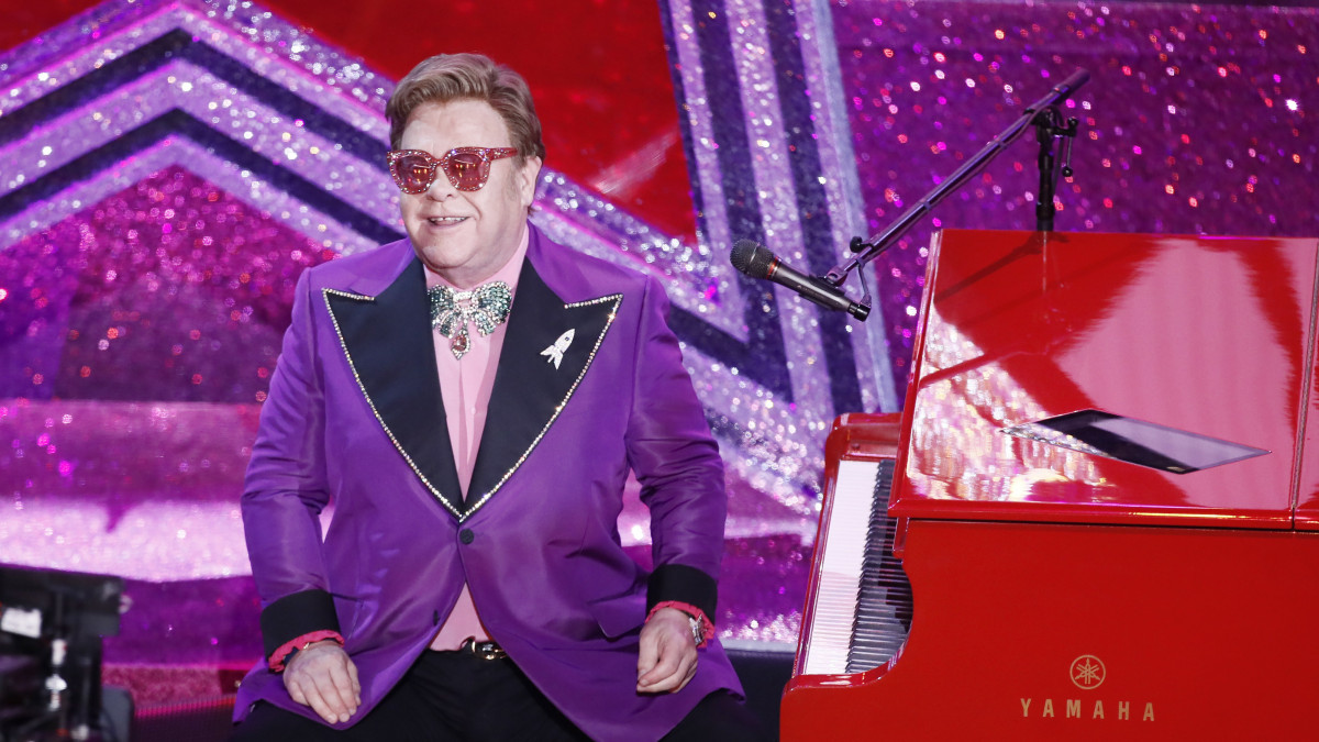 Elton John angol dalszerző, énekes fellép a 92. Oscar-gálán a hollywoodi Dolby Színházban 2020. február 9-én.
