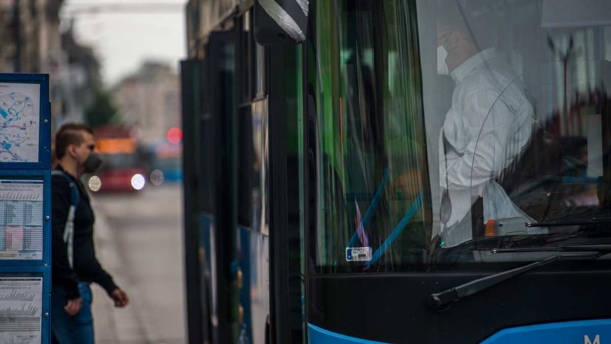 Autóbusz nyitott ajtókkal a BKK a Keleti pályaudvari megállójában 2020. június 15-én. Reggeltől újra nyitják az első ajtót a fővárosi buszok és trolik, visszaállt az első ajtós felszállási rend, amelyet korábban a koronavírus-járvány miatt szüntettek meg.