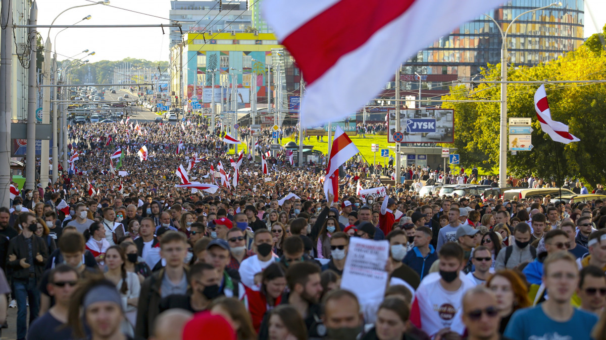 Az elnökválasztás eredménye ellen tiltakozók történelmi zászlókkal vonulnak Minszkben 2020. szeptember 20-án. Az augusztus 9-i elnökválasztás tüntetéshullámot váltott ki Fehéroroszországban, mert a tiltakozók szerint Aljakszander Lukasenka fehérorosz elnök csalással győzött.