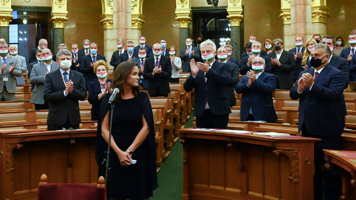 A családokért felelős tárca nélküli miniszterré kinevezett Novák Katalint megtapsolják a képviselők eskütétele után, az Országgyűlés plenáris ülésén 2020. szeptember 21-én. Mögötte elöl Orbán Viktor miniszterelnök, Semjén Zsolt nemzetpolitikáért felelős miniszterelnök-helyettes és Kövér László házelnök (j-b).