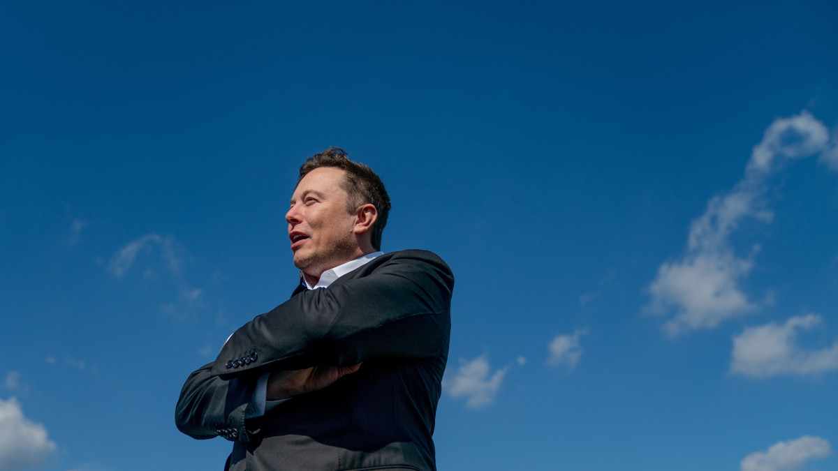 Elon Musk, a Tesla Motors amerikai elektromosjármű-gyártó és a SpaceX amerikai űrkutatási magánvállalat vezérigazgatója nyilatkozik a sajtó képviselőinek a Tesla Gigafactory nevű gyárának építési területén a Berlin szomszédságában fekvő Grünheidében 2020. szeptember 3-án. A Tesla első európai gyára várhatóan 2021 júliusában kezdi meg a működését.