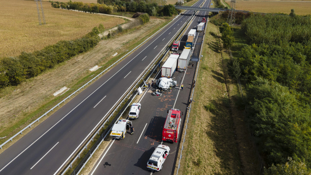 Baleset helyszíne 2020. szeptember 25-én az M70-es autópálya Budapest felé vezető oldalán, ahol négy kamion és egy kisteherautó összeütközött. A balesetben hárman megsérültek.