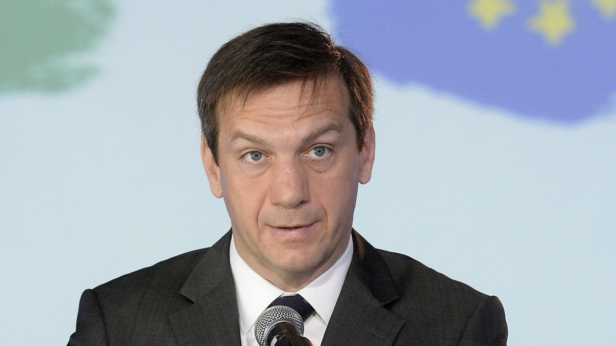 Bajnai Gordon volt miniszterelnök, az Együtt-PM vezetője és EP-választási listavezetője beszédet mond a pártszövetség EP-választási programbemutatóján a budapesti A38 Hajón 2014. április 26-án.