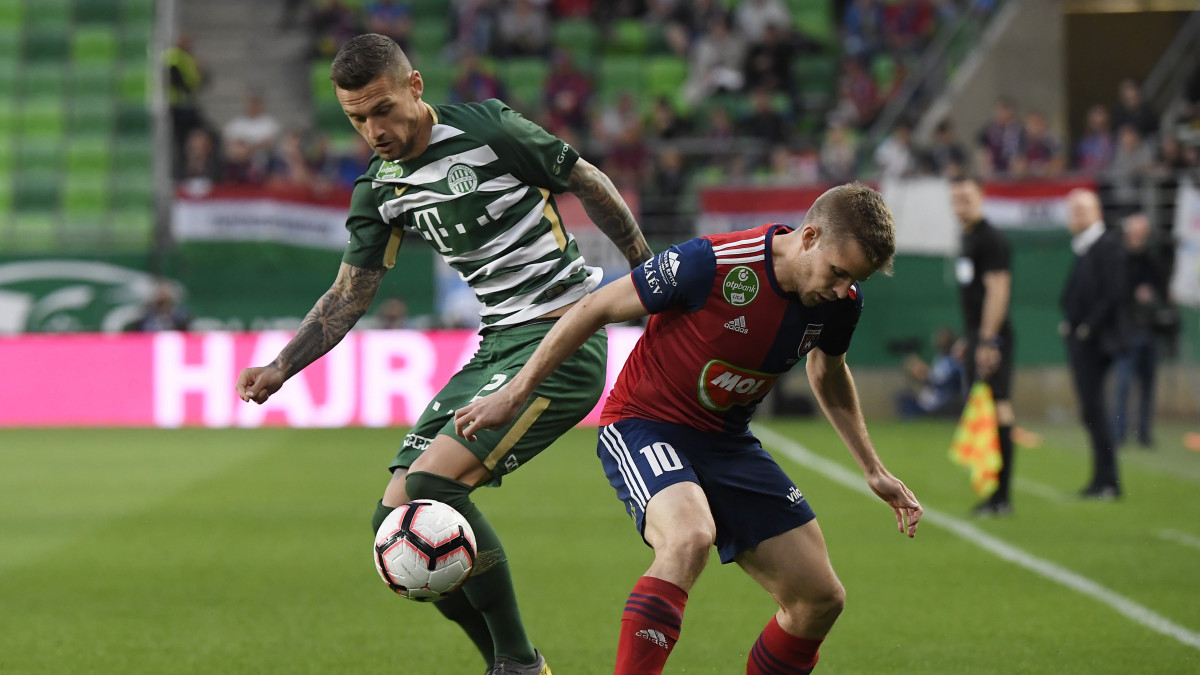 A ferencvárosi Heister Marcel (b) és a székesfehérvári Kovács István Ádám a labdarúgó OTP Bank Liga 29. fordulójában játszott Ferencváros - MOL Vidi FC mérkőzésen a Groupama Arénában 2019. április 20-án.