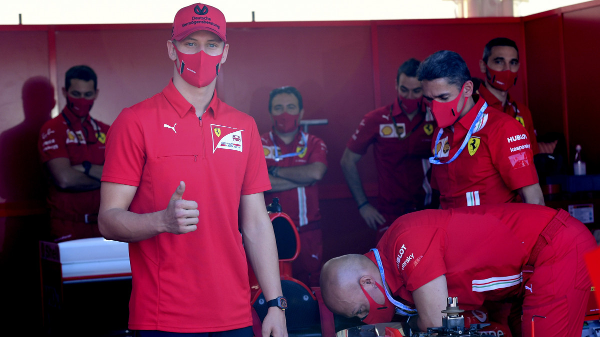 Mick Schumacher német Forma-2-es autóversenyző, Michael Schumacher egykori hétszeres Forma-1-es világbajnok fia (b) látogatást tesz a Ferrari csapatnál a Forma-1-es autós gyorsasági világbajnokság Toszkán Nagydíja előtt a Mugelló versenypályáján 2020. szeptember 13-án.