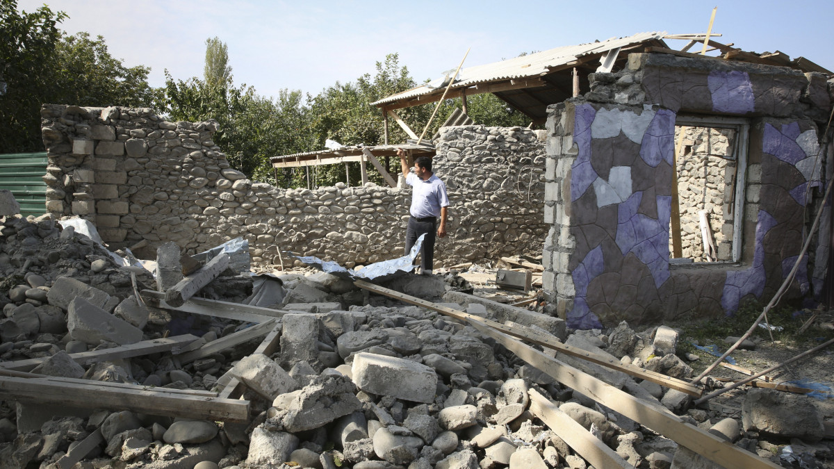 Az azeri és az örmény fegyveres erők közötti összecsapásokban megsemmisült házának romjait mutatja egy férfi a vitatott hovatartozású Hegyi-Karabahban 2020. szeptember 30-án. Azerbajdzsán és Örményország, a két egymással szomszédos korábbi szovjet köztársaság között a régóta fennálló területi vita miatt tört ki ismét fegyveres konfliktus szeptember 27-én. A túlnyomórészt örmények lakta Hegyi-Karabah 1996-ban kikiáltotta függetlenségét, de ezt egyetlen ország, még Örményország sem ismerte el. Azerbajdzsán továbbra is saját területének tekinti a hegyi-karabahi enklávét, ahogy lényegében Örményország is.