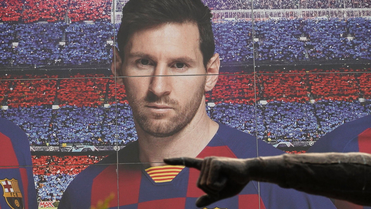 Az FC Barcelona labdarúgócsapat argentin csillagát, Lionel Messit ábrázoló molinó Barcelonában 2020. augusztus 28-án, miután a játékos bejelentette távozási szándékát. Előző napi sajtójelentések szerint Messi megbeszélést folytatott a Manchester Cityt irányító Pep Guardiolával.