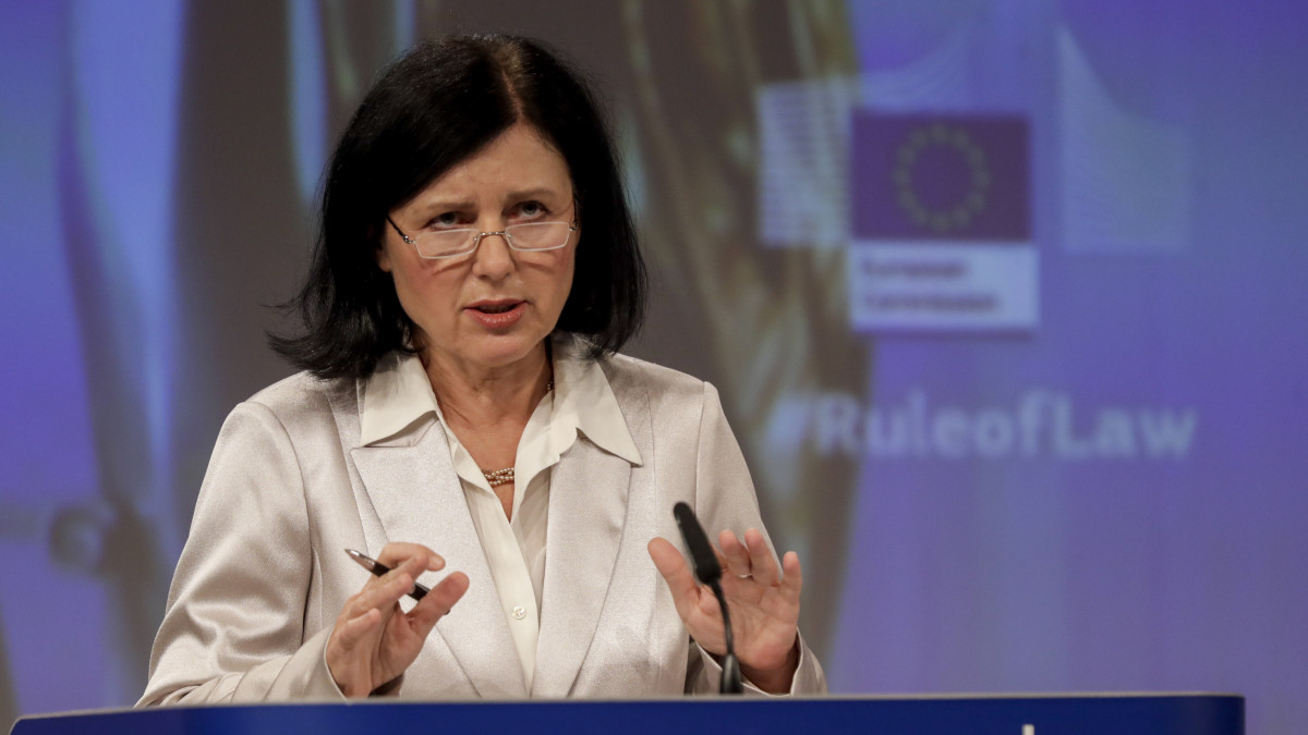 Vera Jourova, az Európai Bizottság értékekért és átláthatóságért felelős alelnöke sajtótájékoztatót tart, ahol bemutatja a testület első jogállamisági jelentését Brüsszelben 2020. szeptember 30-án.