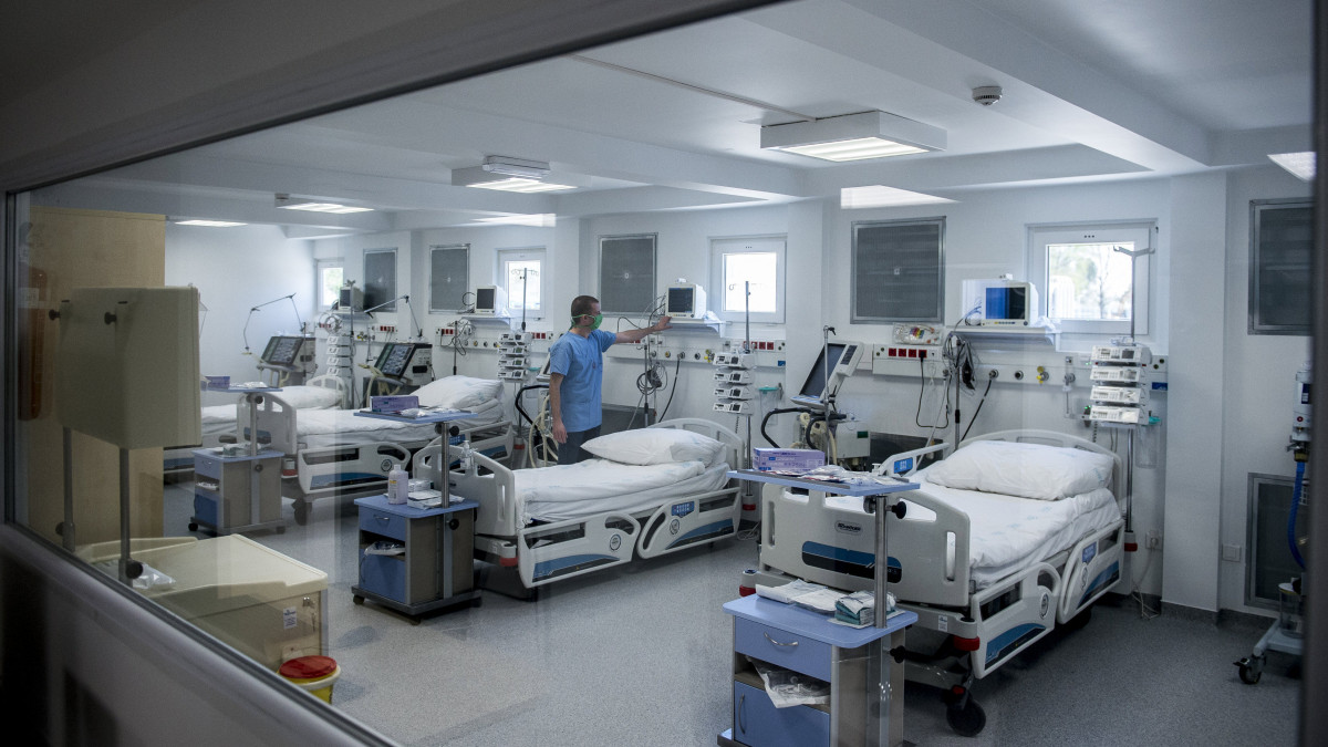 Ágyak a 150 beteg befogadására alkalmas mobil járványügyi kórházban a Kiskunhalasi Országos Büntetés-végrehajtási Intézet területén 2020. április 24-én.
