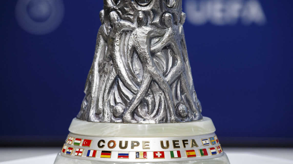 A trófea a 2019-2020-as labdarúgó Európa-liga csapatbeosztásának sorsolásán az Európai Labdarúgó-szövetség, az UEFA nyoni székházában 2019. augusztus 5-én.