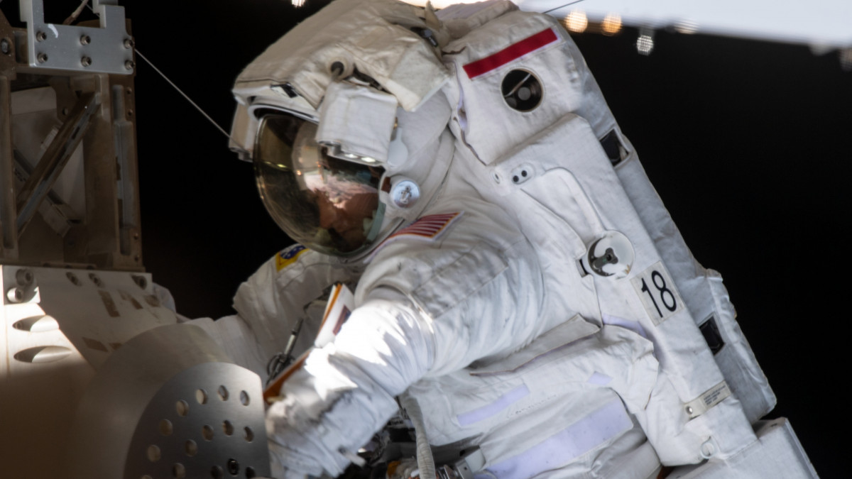 A NASA által 2019. október 22-én közreadott kép Christina Koch amerikai űrhajósról a honfitársával, Jessica Meirrel tett űrsétán a Föld körül keringő Nemzetközi Űrállomáson (ISS) október 18-án. A két asztronauta a 7 óra 17 perces űrsétán kicserélte az űrállomás napelemes áramellátó rendszerének törött töltésvezérlő egységét. Ez volt az eső, kizárólag nők által elvégzett űrséta.
