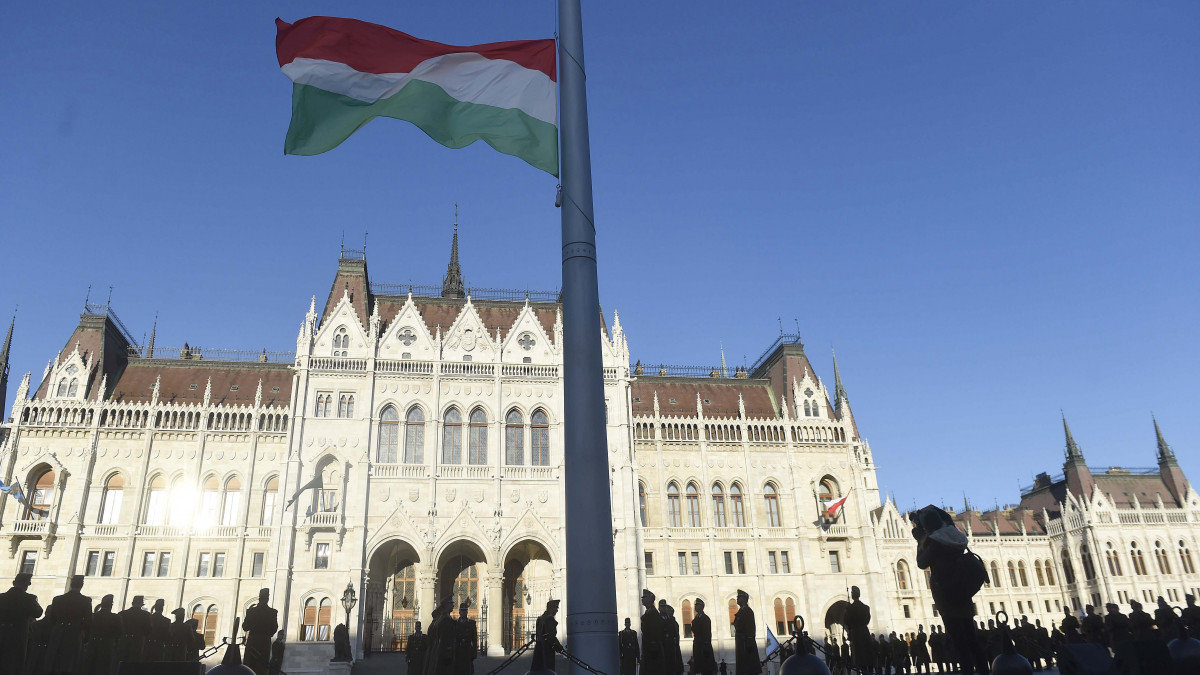 Országszerte tartanak megemlékezéseket az október 6-i nemzeti gyásznapon