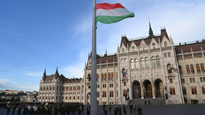 Fejet hajtanak a képviselők a parlamentben