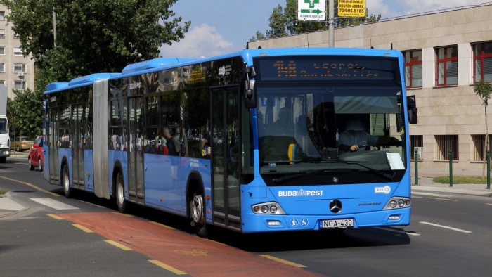 BKK-busz előtt büntetőfékezett egy autós