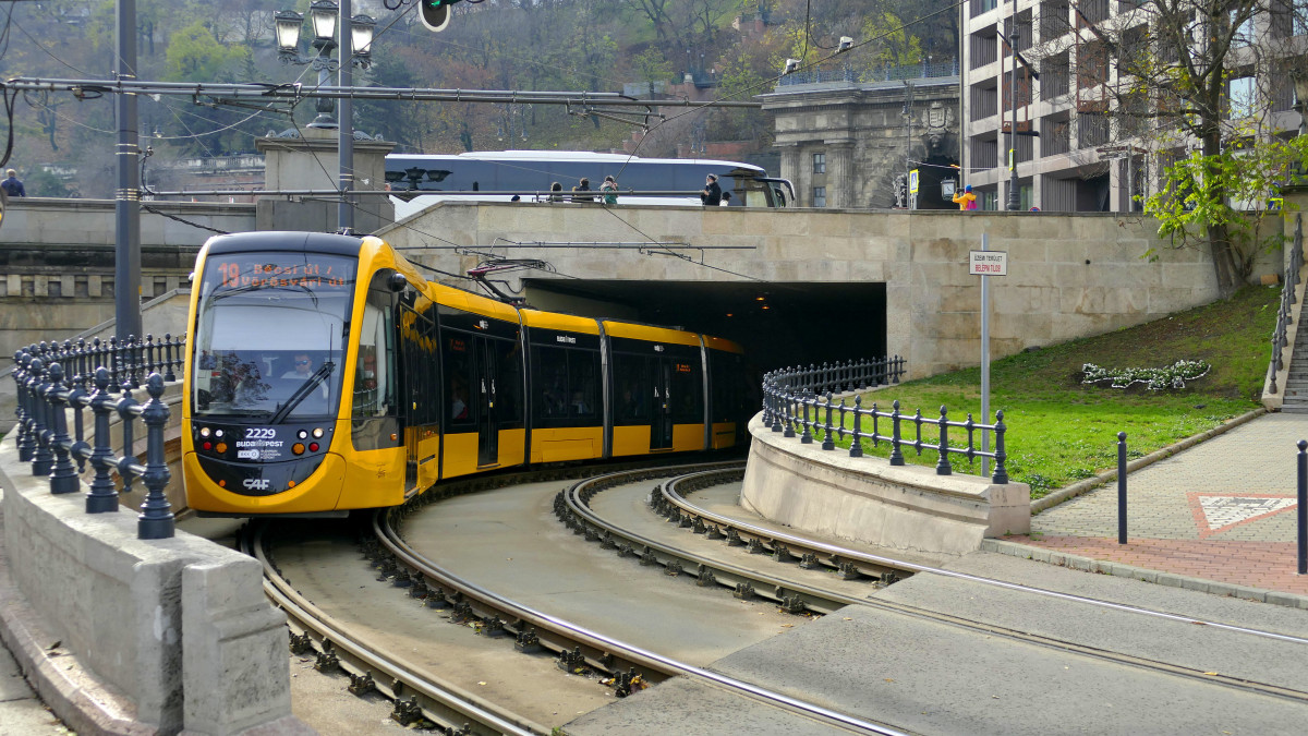 A Budapesti Közlekedési Központ (BKK) 19-es villamos vonalán közlekedő egyik korszerű CAF szerelvény kikanyarodik a Lánchíd alatt átvezető alagútjából a Clark Ádám térnél. MTVA/Bizományosi: Jászai Csaba  *************************** Kedves Felhasználó!