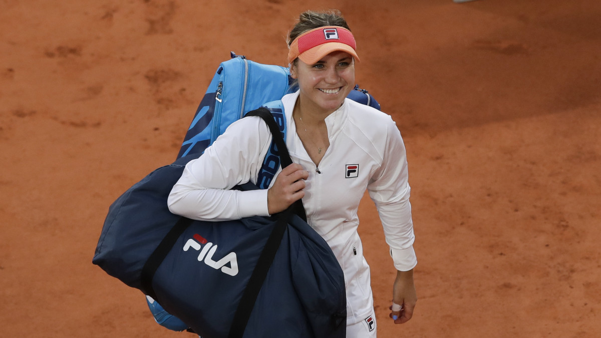 Az amerikai Sofia Kenin mosolyog, miután megnyerte a cseh Petra Kvitova elleni játszmát a francia nyílt teniszbajnokság női egyesének elődöntőjében a párizsi Roland Garros Stadionban 2020. október 8-án.