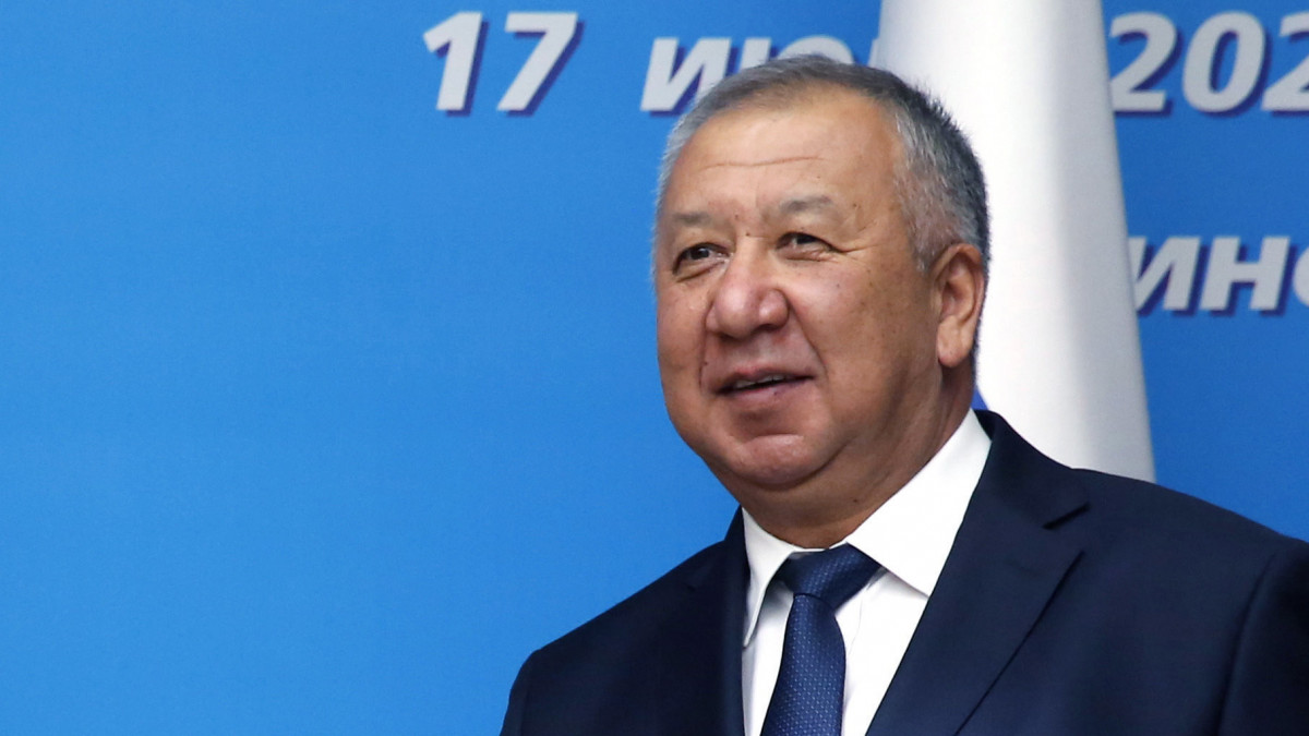 2020. július 17-én az Eurázsiai Gazdasági Szervezet minszki tanácskozásán készült kép Kubatbek Boronov kirgiz kormányfőről. Boronov 2020. október 6-án a parlamenti választás eredményeinek közzététele után kezdődött tömeges tüntetések hatására lemondott tisztségéről, utódjául Szadir Zsaparovot választotta meg a biskeki parlament. A kirgiz központi választási bizottság érvénytelenítette az október 4-i parlamenti választás eredményeit, amelyek szerint Szooronbaj Dzsejenbekov államfőhöz közel álló pártok kerültek be a törvényhozásba.