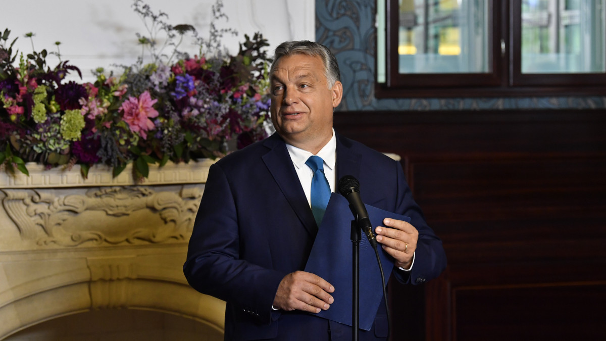 Orbán Viktor miniszterelnök beszédet mond a Kertész Imre Intézet új székházának megnyitóján a VI. kerületi Benczúr utcában 2020. október 10-én.