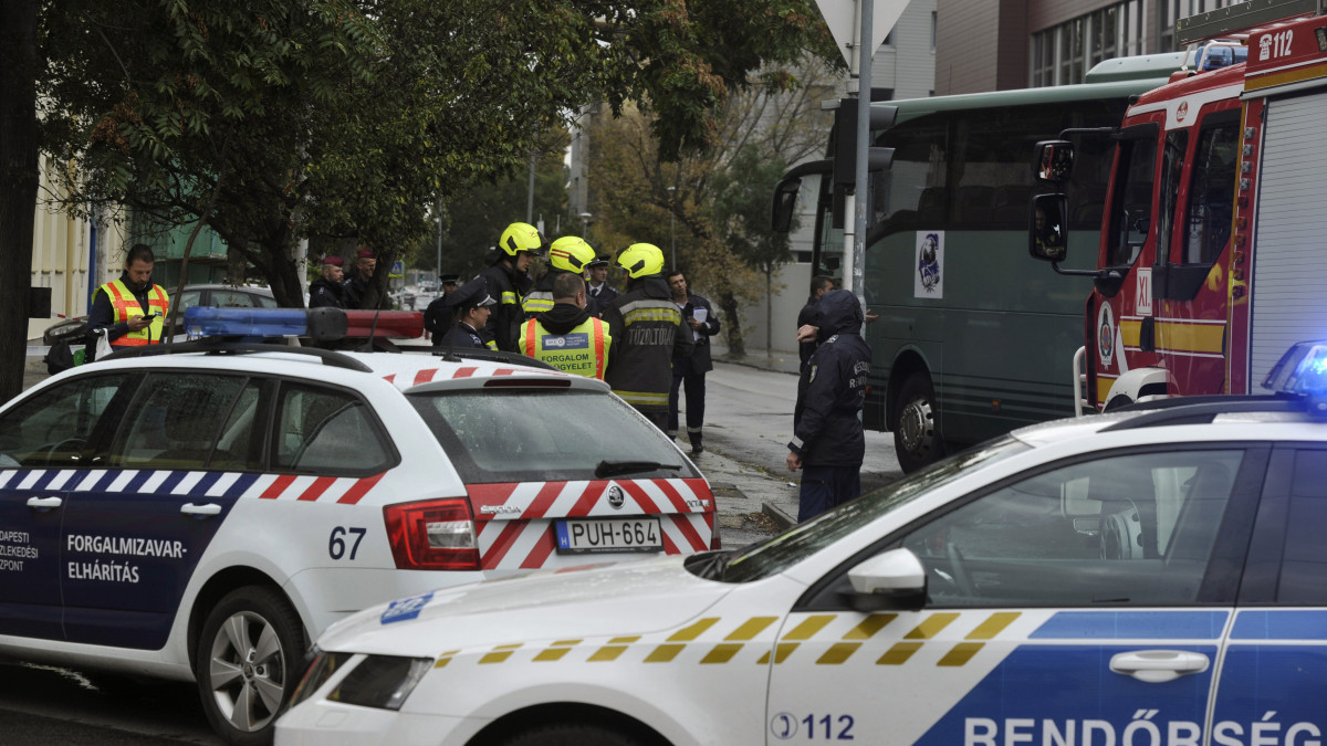 Rendőrök helyszínelnek 2020. október 11-én a főváros XI. kerületében, a Fehérvári út és a Hauszmann Alajos utca kereszteződésében, ahol egy busz halálra gázolt egy rollerezőt.