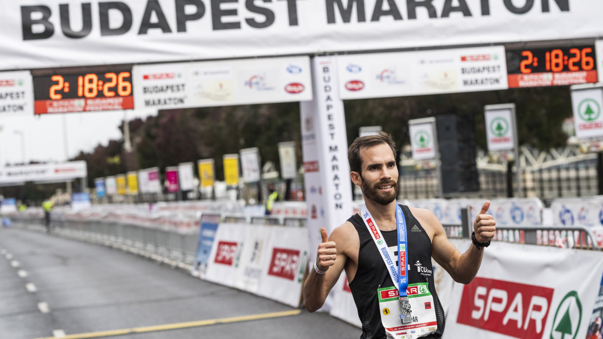 A férfiak versenyének győztese, Csere Gáspár a 35. Spar Budapest Maratonon 2020. október 11-én. Csere Gáspár 2:17:43-as idővel ért célba.