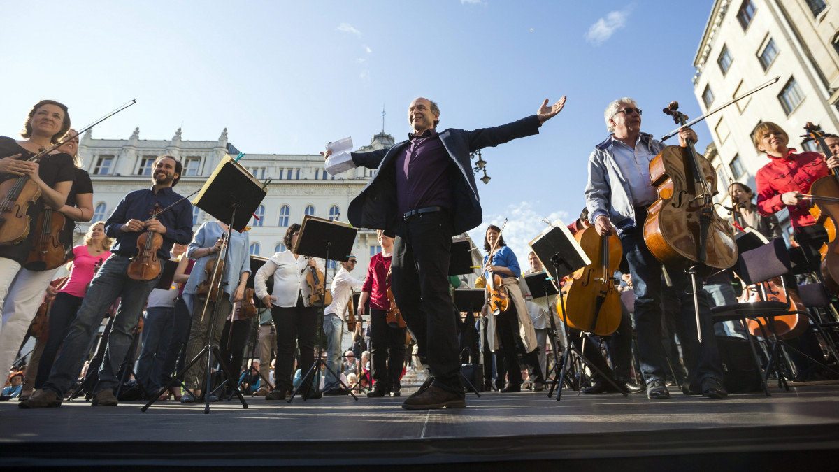 Fischer Iván zeneigazgató (k) a Budapesti Fesztiválzenekar (BFZ) flashmobján a budapesti Vörösmarty téren 2016. május 7-én. A zenekar azért szervezte a tiltakozó demonstrációt, mert a Fővárosi Közgyűlés április 27-én úgy döntött, hogy tavalyhoz képest 200 millió forinttal kevesebbel, 60 millió forinttal támogatja idén a BFZ-t.