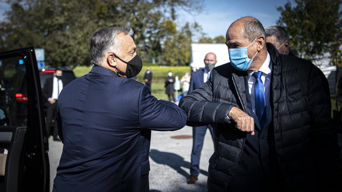 A Miniszterelnöki Sajtóiroda által közreadott képen Orbán Viktor magyar (b) és Janez Jansa szlovén miniszterelnök (j) könyökérintéssel köszöntik egymást a 2 x 400 kV-os Cirkovce-Pince távvezeték alapkőletétele előtt Kidričevóban 2020. október 14-én. A tervezett távvezeték a Szlovénia-Magyarország-Horvátország összeköttetés része, a ljubljanai kormány egyik fő prioritása a szlovén energetikai infrastruktúra fejlesztésében. A távvezeték létrehozza az első államközi kapcsolatot a magyar átviteli hálózattal, növeli a szlovén villamosenergia-rendszer, az átviteli hálózat és az import átviteli kapacitás megbízhatóságát, és előre nem látható események vagy működési problémák esetén javítja az ellátás megbízhatóságát.