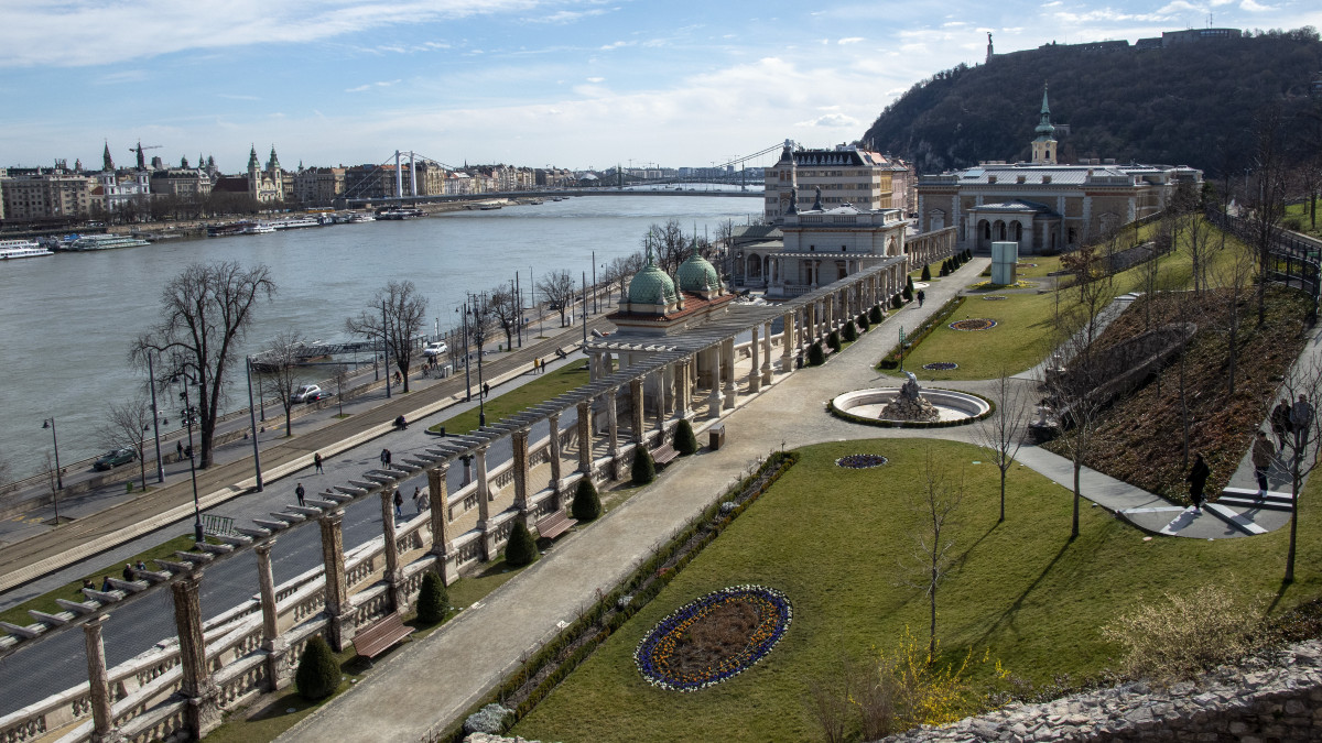 Rálátás a  Várkert Bazár déli területére a panorámalépcsőről, háttérben a Duna és a Gellért-hegy. Ybl Miklós tervei szerint épült 1875 - 1883 között neoreneszánsz stílusban. Kiemelt műemlék, a világörökség része.  MTVA/Bizományosi: Róka László  *************************** Kedves Felhasználó!