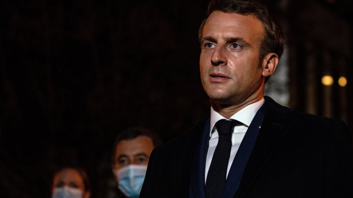 Macron elhagyta a karantént