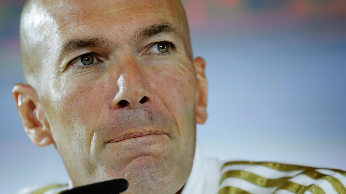 Zinédine Zidane, a Real Madrid vezetőedzője egy sajtóértekezleten a madridi Valdebebas sportközpontban tartott edzés után, 2019. október 4-én. A Real másnap a Granada ellen játszik az első osztályú spanyol labdarúgó-bajnokságban a madridi Santiago Bernabéu Stadionban.