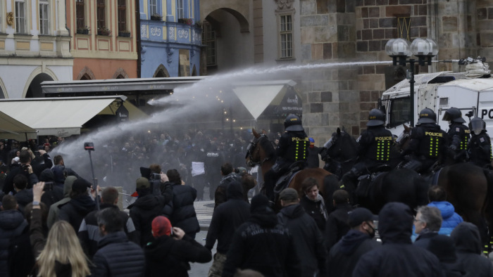 Zavargássá fajult a cseh szurkolók tüntetése Prágában