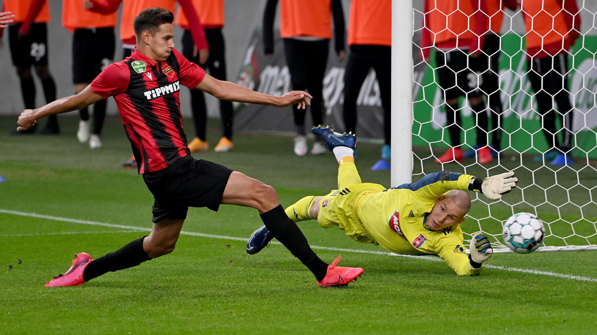 A kispesti Balogh Norbert gól szerez, jobbról a fehérvári Emil Rockov a labdarúgó OTP Bank Liga 7. fordulójában játszott Budapest Honvéd - MOL Fehérvár FC mérkőzésen a budapesti Új Hidegkuti Nándor Stadionban 2020. október 18-án.