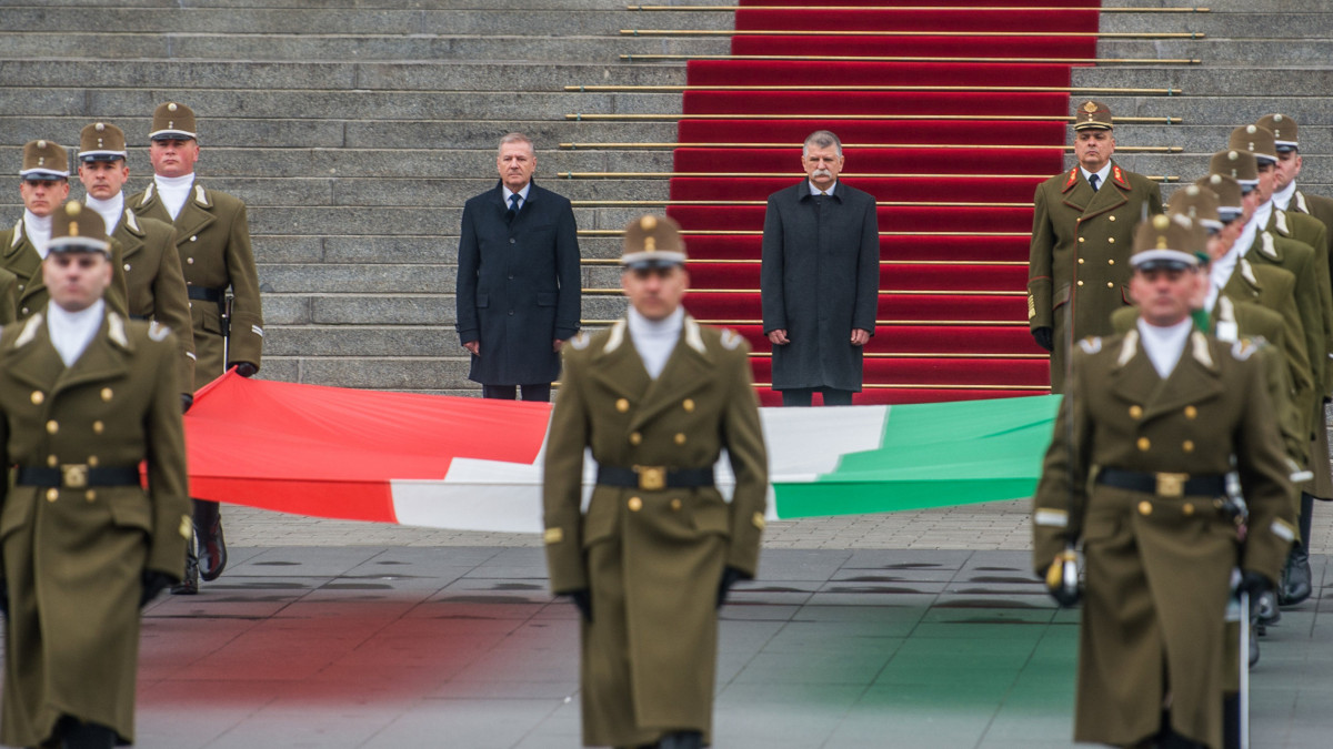 Kövér László, az Országgyűlés elnöke (k), Benkő Tibor honvédelmi miniszter (b) és Korom Ferenc vezérezredes, a Magyar Honvédség főparancsnoka a Parlament előtti Kossuth Lajos téren, ahol katonai tiszteletadással felvonták Magyarország nemzeti lobogóját az 1956-os forradalom és szabadságharc kitörésének 64. évfordulóján 2020. október 23-án.