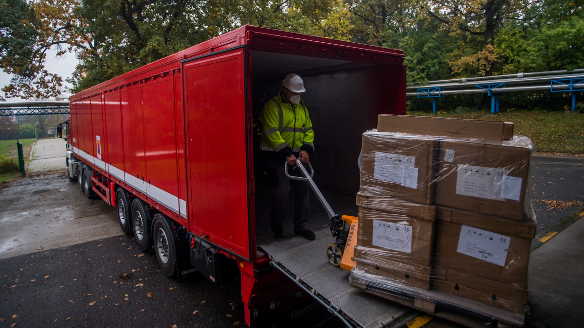 A Csehországnak adományozott lélegezetőgépeket pakolják egy kamionba Gödöllőn 2020. október 25-én. A magyar kormány 150 invazív lélegeztetőgéppel segíti Csehországot a koronavírus-járvány elleni védekezésben.