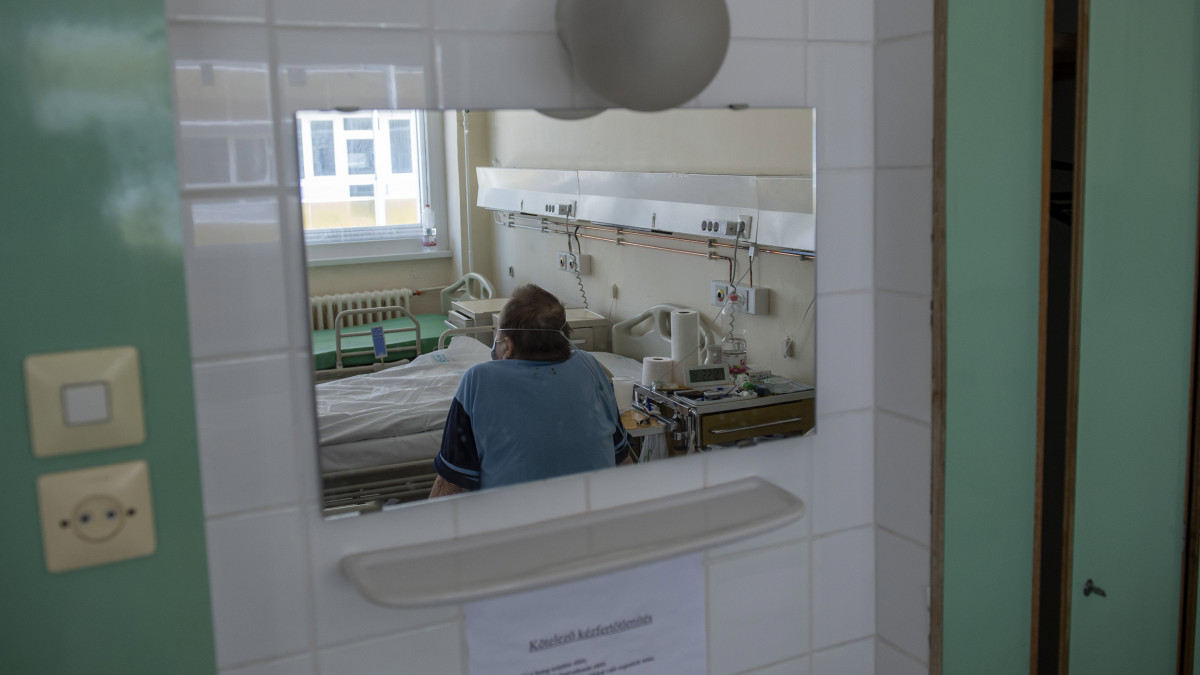 A kormany.hu által közreadott fotó a Pest Megyei Flór Ferenc Kórház COVID osztályán készült Kistarcsán 2020. április 30-án, az ott végzett gyógyító munkát mutatja be.