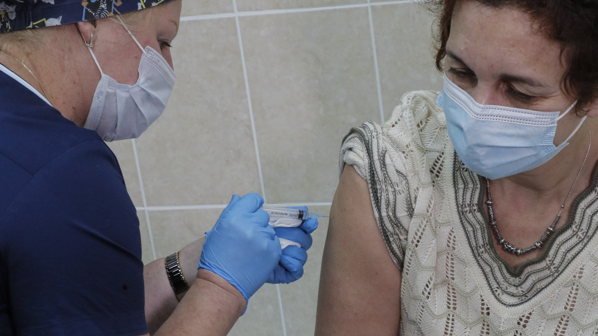 Egészségügyi dolgozó beadja a koronavírus (SARS-CoV-2) elleni vakcinát egy önkéntentesnek egy moszkvai kórházban 2020. szeptember 17-én. Az új vakcinát Szputnyik V néven regisztrálták és most kezdik a tömeges tesztelést.
