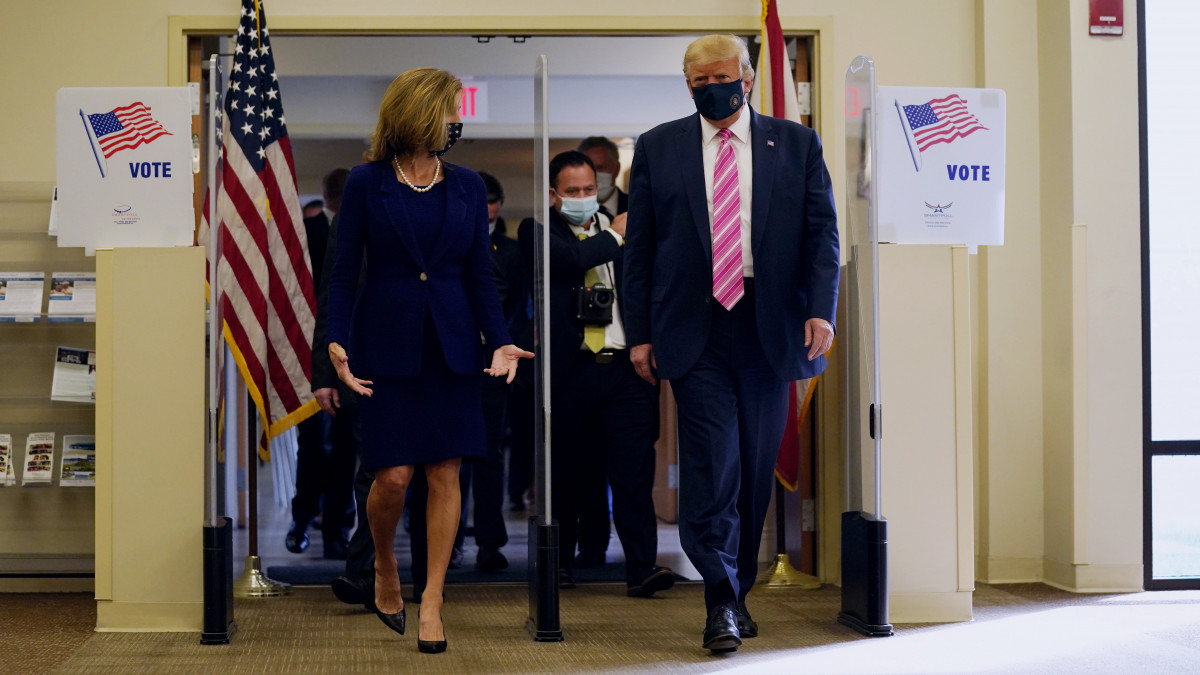 Donald Trump amerikai elnök (j), miután leadta szavazatát a Florida állambeli West Palm Beach nevű településen 2020. október 24-én.